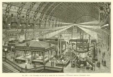 Gesamtansicht bei Nacht der großen Halle der Elektrizitätsausstellung, vom westlichen Ende aus gesehen